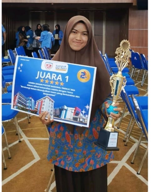 Fauzia Putri Alyssa Pemenang Juara Desain Poster Universitas Azkia