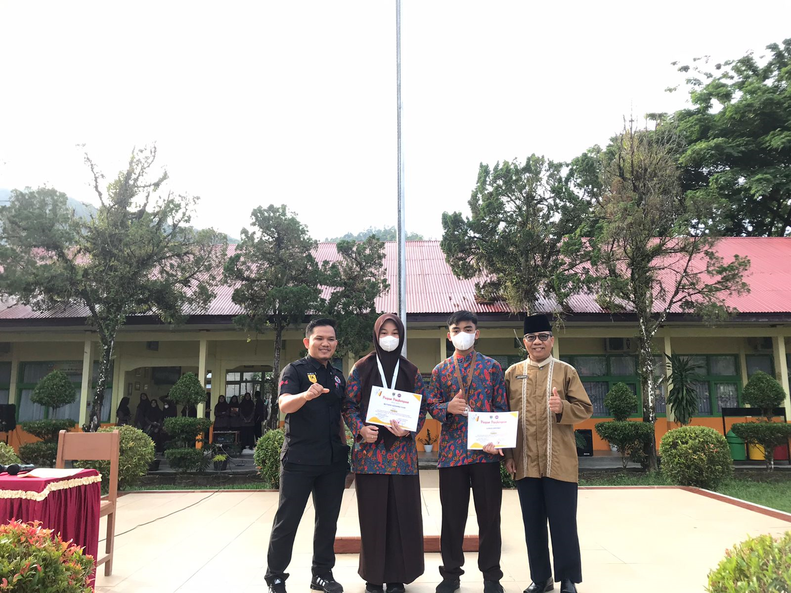 2 ORANG PESERTA DIDIK MEMPEROLEH MEDALI PERAK